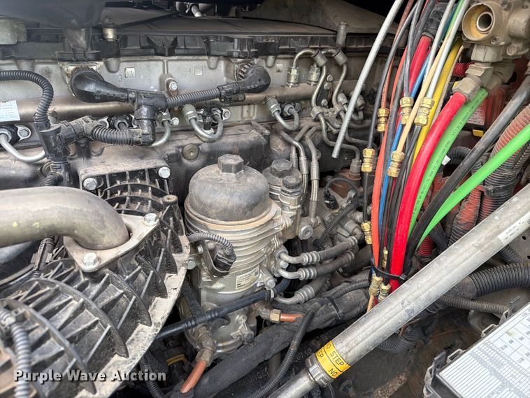 image for item EA0445 2015 Freightliner Cascadia semi truck