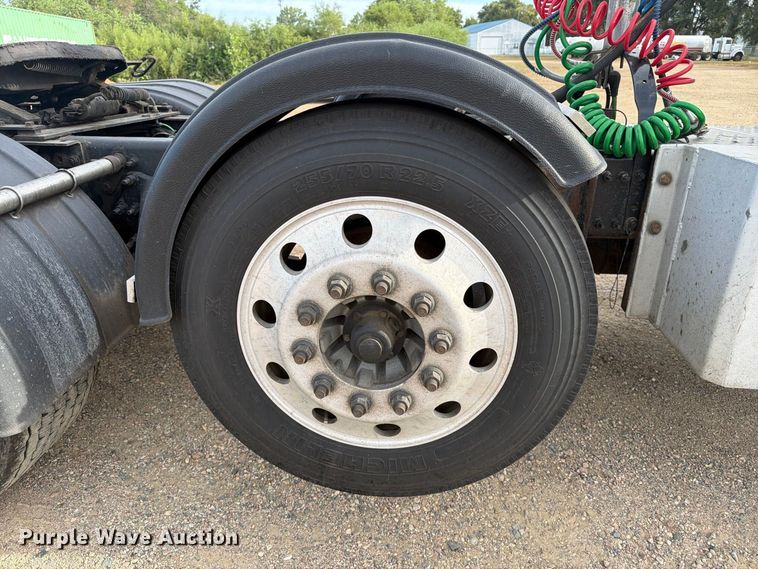 image for item EA0445 2015 Freightliner Cascadia semi truck