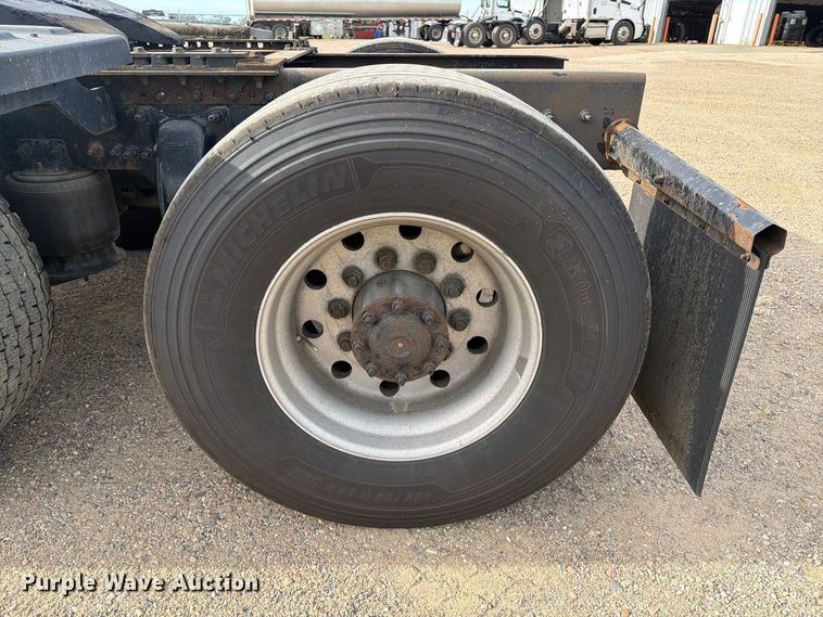 image for item EA0445 2015 Freightliner Cascadia semi truck
