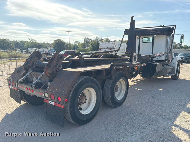 image for item EA7348 2001 Freightliner FLD120 roll-off container truck