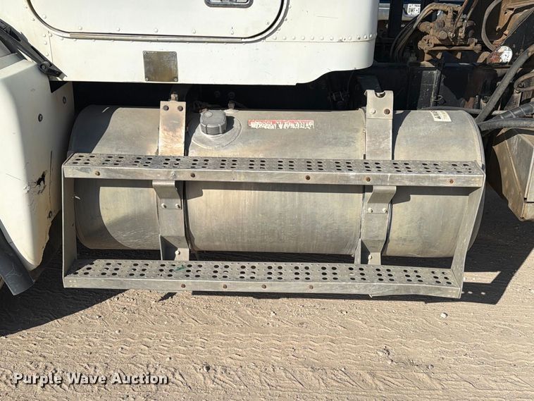 image for item EA7348 2001 Freightliner FLD120 roll-off container truck