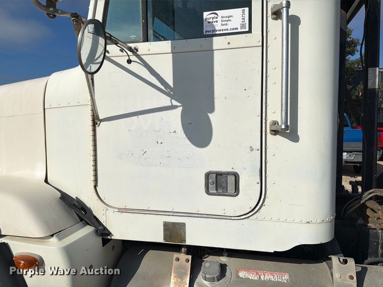 image for item EA7348 2001 Freightliner FLD120 roll-off container truck