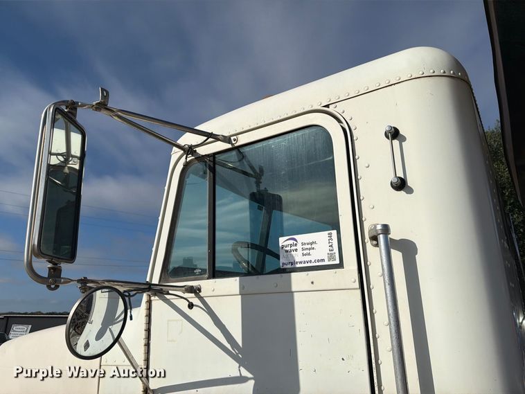 image for item EA7348 2001 Freightliner FLD120 roll-off container truck