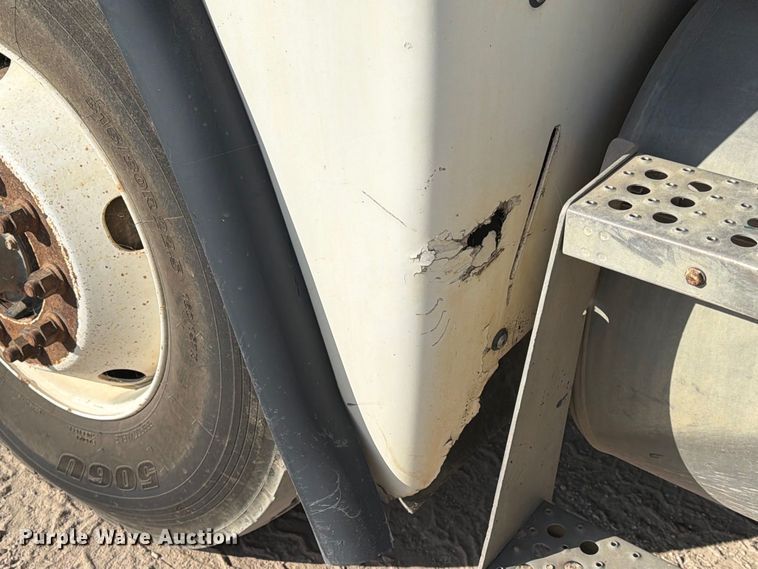 image for item EA7348 2001 Freightliner FLD120 roll-off container truck