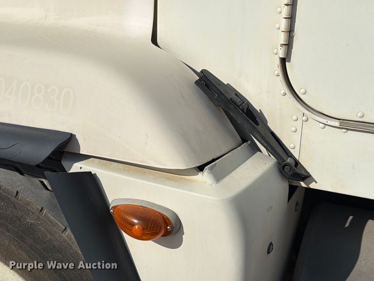 image for item EA7348 2001 Freightliner FLD120 roll-off container truck