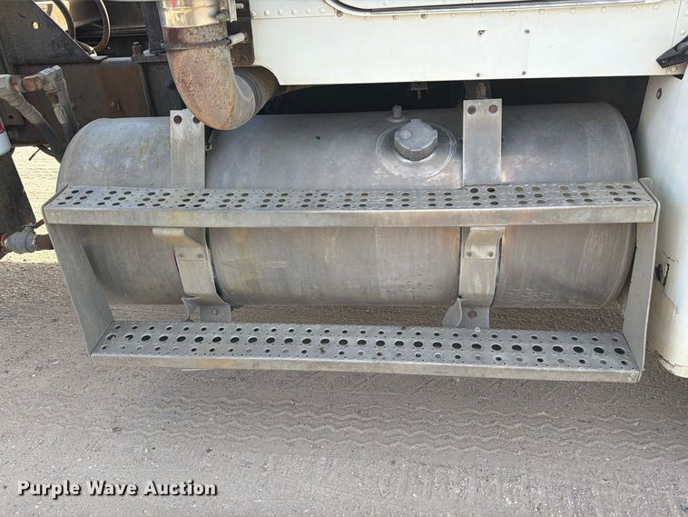 image for item EA7348 2001 Freightliner FLD120 roll-off container truck