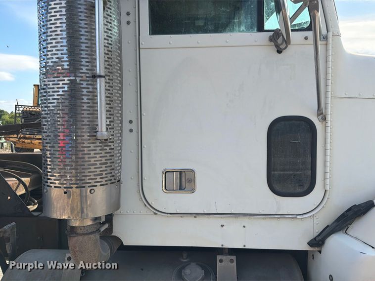 image for item EA7348 2001 Freightliner FLD120 roll-off container truck