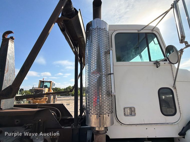 image for item EA7348 2001 Freightliner FLD120 roll-off container truck