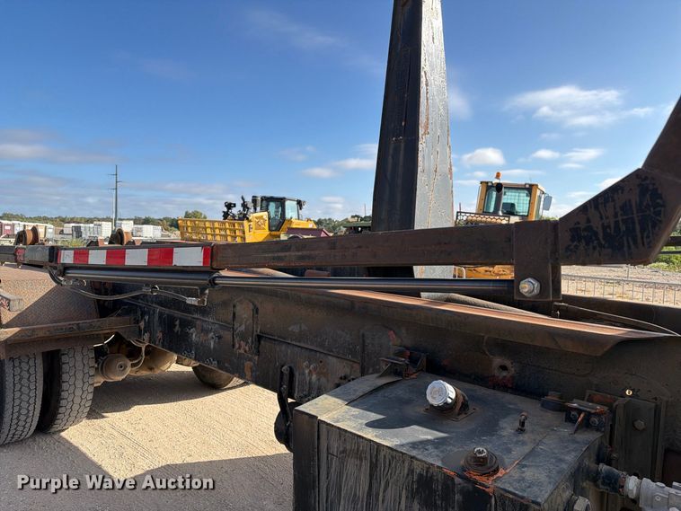 image for item EA7348 2001 Freightliner FLD120 roll-off container truck