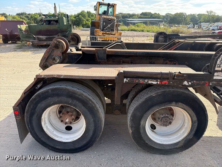 image for item EA7348 2001 Freightliner FLD120 roll-off container truck