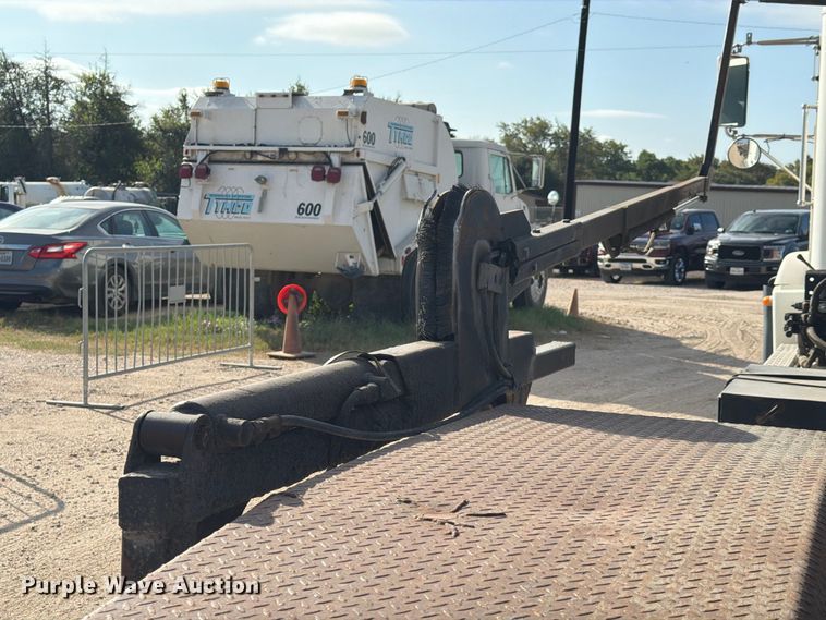image for item EA7348 2001 Freightliner FLD120 roll-off container truck