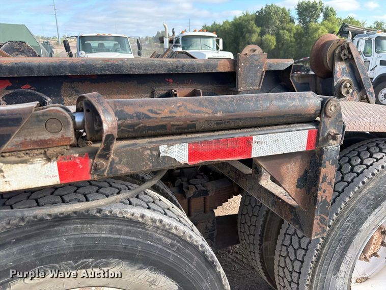 image for item EA7348 2001 Freightliner FLD120 roll-off container truck