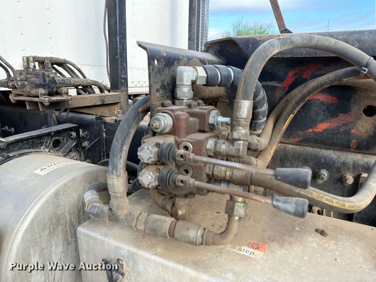 image for item EA7348 2001 Freightliner FLD120 roll-off container truck