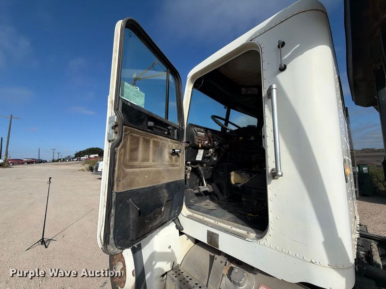 image for item EA7348 2001 Freightliner FLD120 roll-off container truck