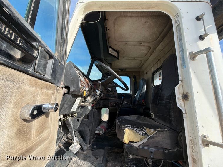 image for item EA7348 2001 Freightliner FLD120 roll-off container truck