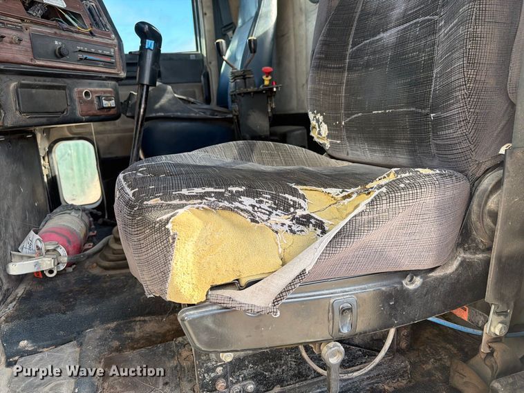 image for item EA7348 2001 Freightliner FLD120 roll-off container truck