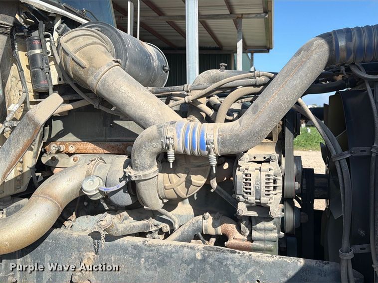 image for item EA7348 2001 Freightliner FLD120 roll-off container truck