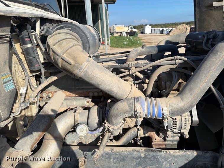 image for item EA7348 2001 Freightliner FLD120 roll-off container truck