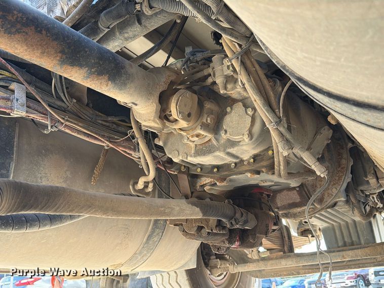 image for item EA7348 2001 Freightliner FLD120 roll-off container truck