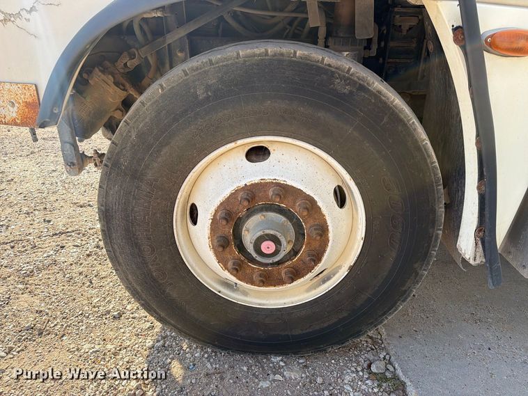 image for item EA7348 2001 Freightliner FLD120 roll-off container truck