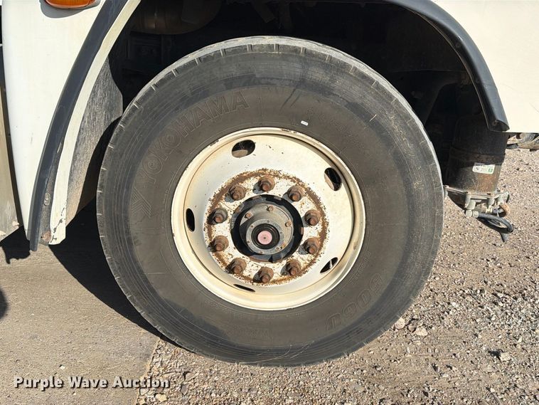 image for item EA7348 2001 Freightliner FLD120 roll-off container truck