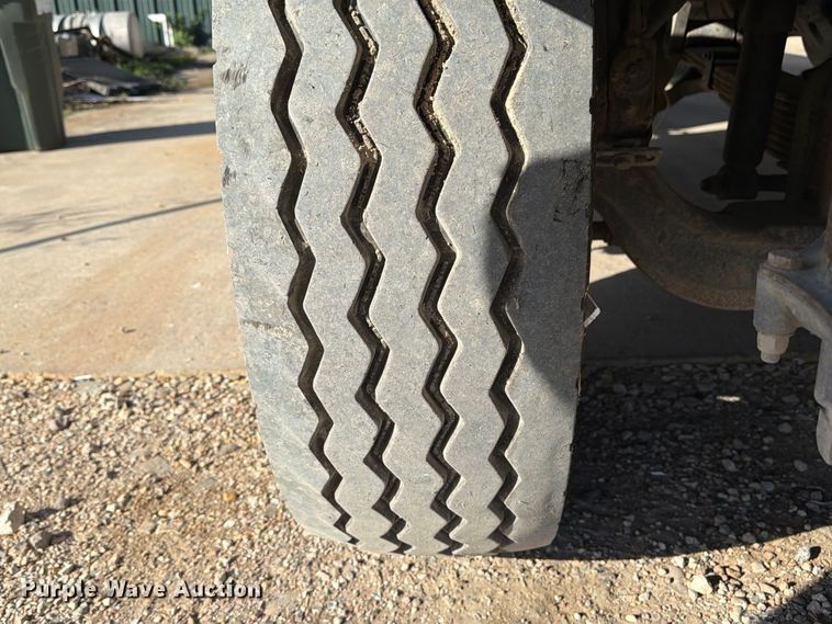 image for item EA7348 2001 Freightliner FLD120 roll-off container truck