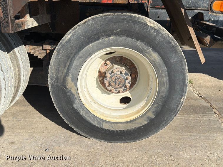 image for item EA7348 2001 Freightliner FLD120 roll-off container truck