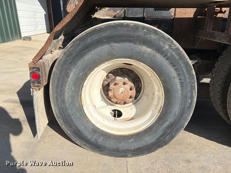 image for item EA7348 2001 Freightliner FLD120 roll-off container truck