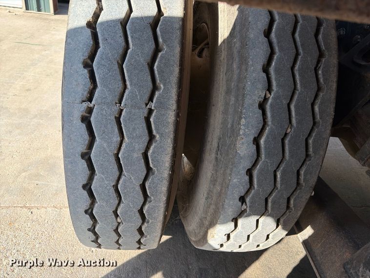 image for item EA7348 2001 Freightliner FLD120 roll-off container truck