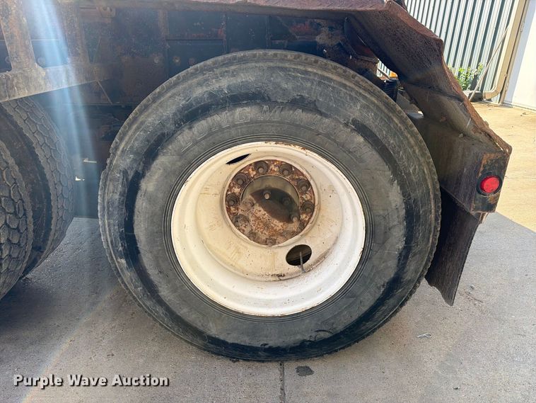 image for item EA7348 2001 Freightliner FLD120 roll-off container truck