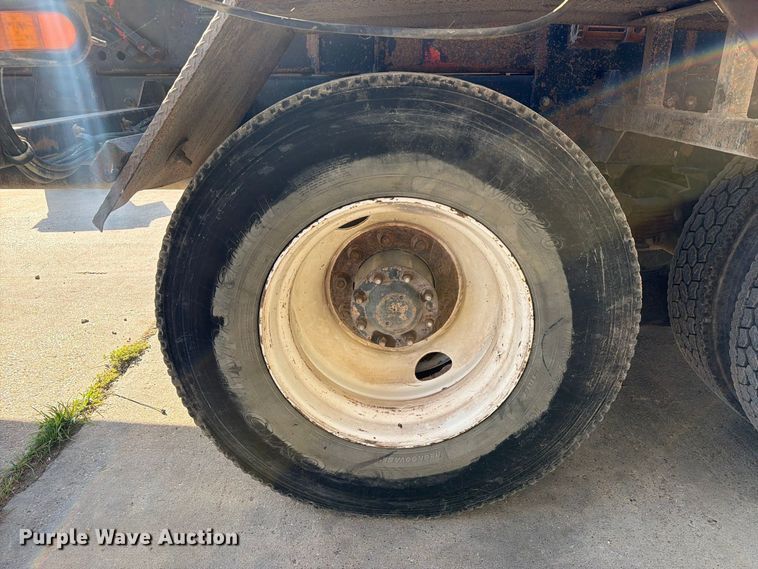 image for item EA7348 2001 Freightliner FLD120 roll-off container truck