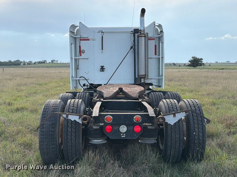 image for item ED0184 1995 Freightliner FLD semi truck