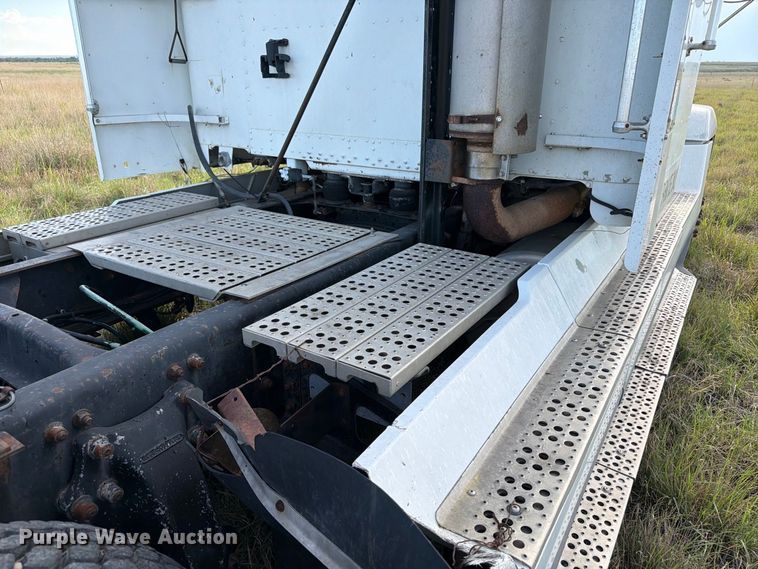image for item ED0184 1995 Freightliner FLD semi truck