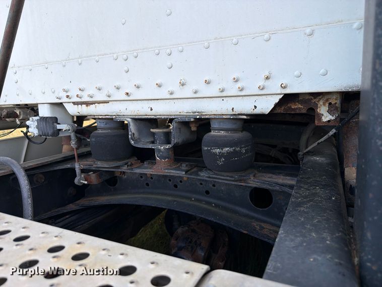 image for item ED0184 1995 Freightliner FLD semi truck