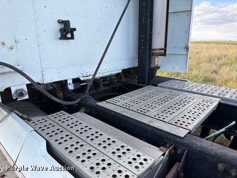 image for item ED0184 1995 Freightliner FLD semi truck