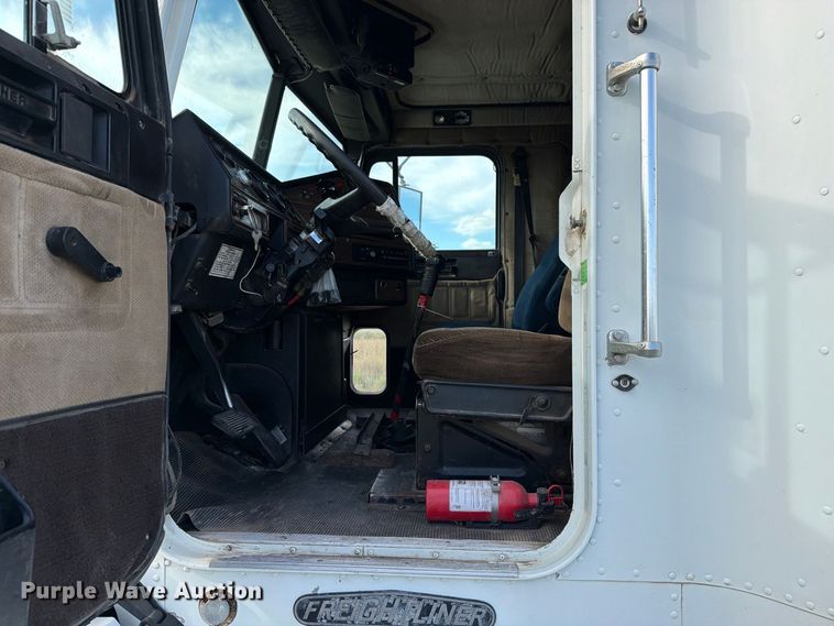 image for item ED0184 1995 Freightliner FLD semi truck