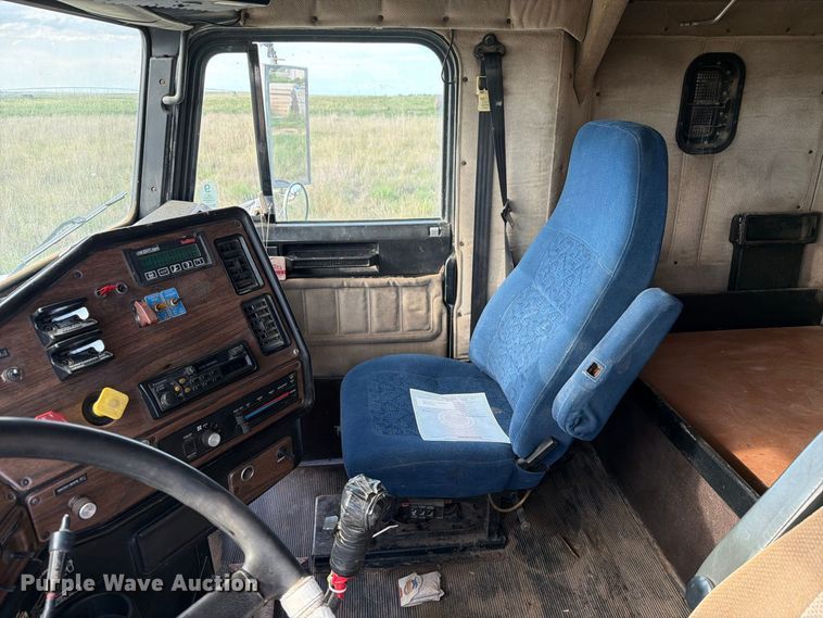 image for item ED0184 1995 Freightliner FLD semi truck