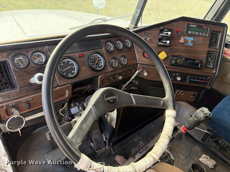 image for item ED0184 1995 Freightliner FLD semi truck