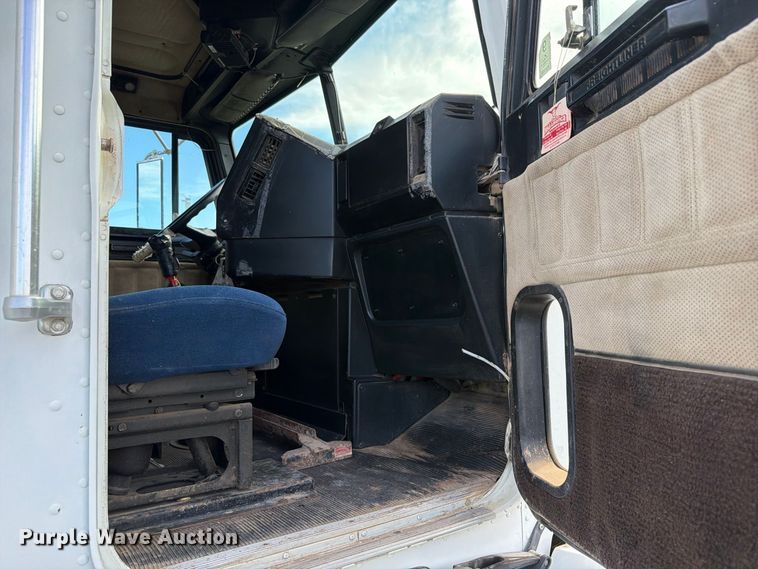 image for item ED0184 1995 Freightliner FLD semi truck