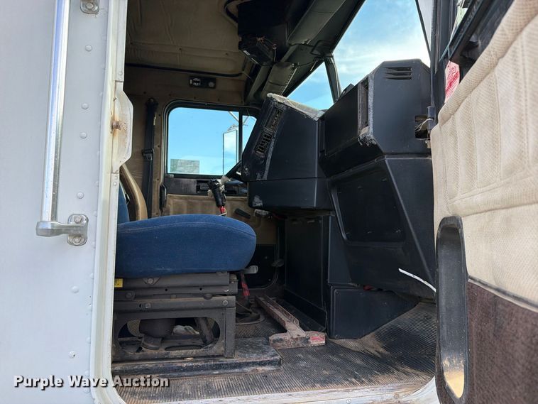 image for item ED0184 1995 Freightliner FLD semi truck