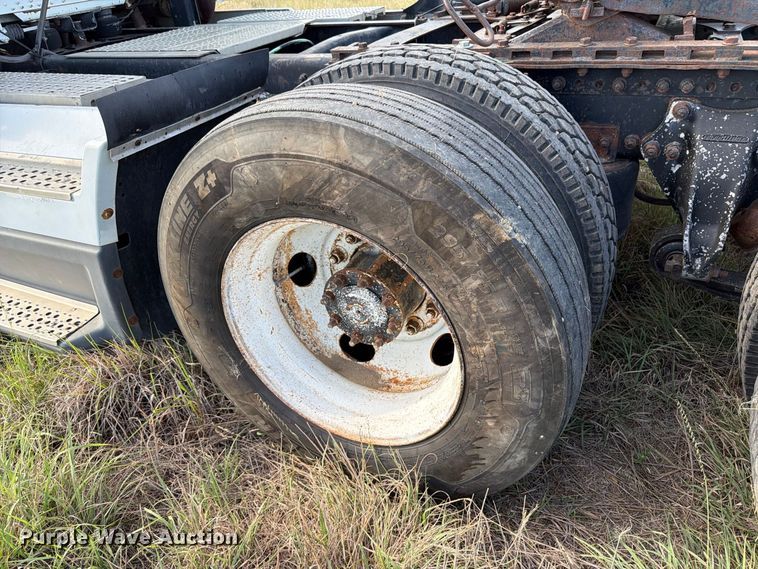 image for item ED0184 1995 Freightliner FLD semi truck