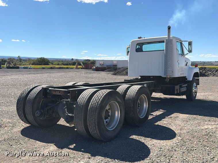 image for item ED0189 1988 Navistar F-2574 truck cab and chassis