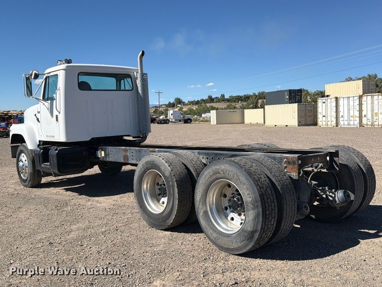 image for item ED0189 1988 Navistar F-2574 truck cab and chassis