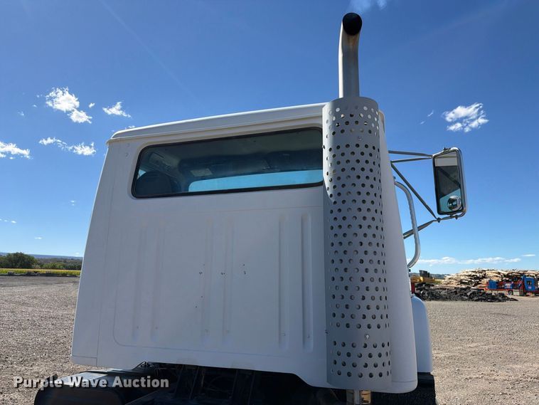 image for item ED0189 1988 Navistar F-2574 truck cab and chassis