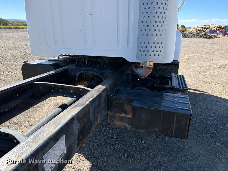 image for item ED0189 1988 Navistar F-2574 truck cab and chassis