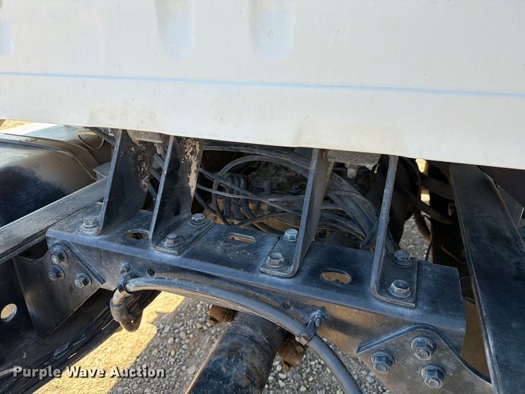 image for item ED0189 1988 Navistar F-2574 truck cab and chassis