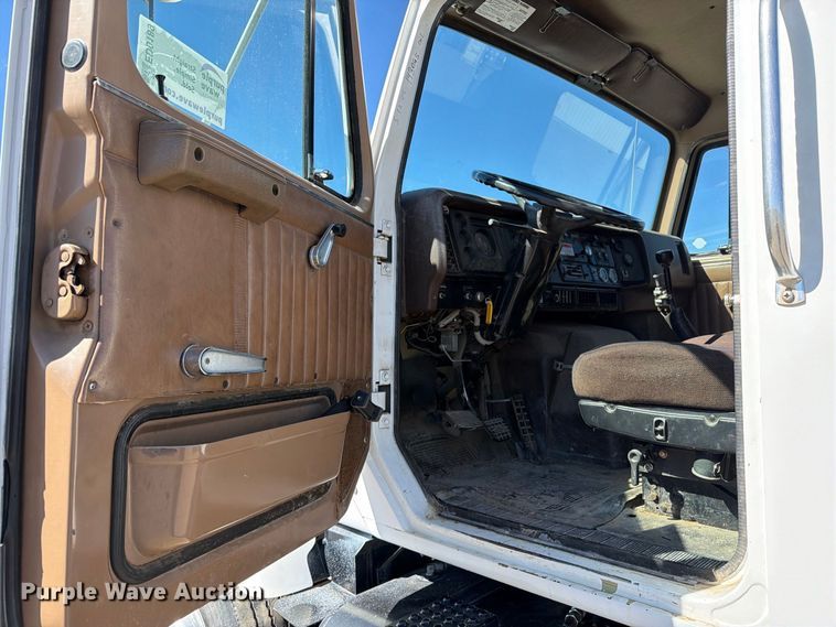 image for item ED0189 1988 Navistar F-2574 truck cab and chassis