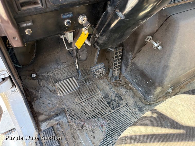 image for item ED0189 1988 Navistar F-2574 truck cab and chassis