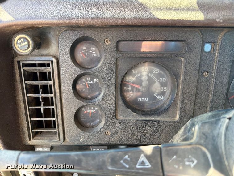 image for item ED0189 1988 Navistar F-2574 truck cab and chassis