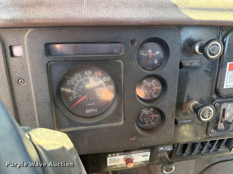 image for item ED0189 1988 Navistar F-2574 truck cab and chassis